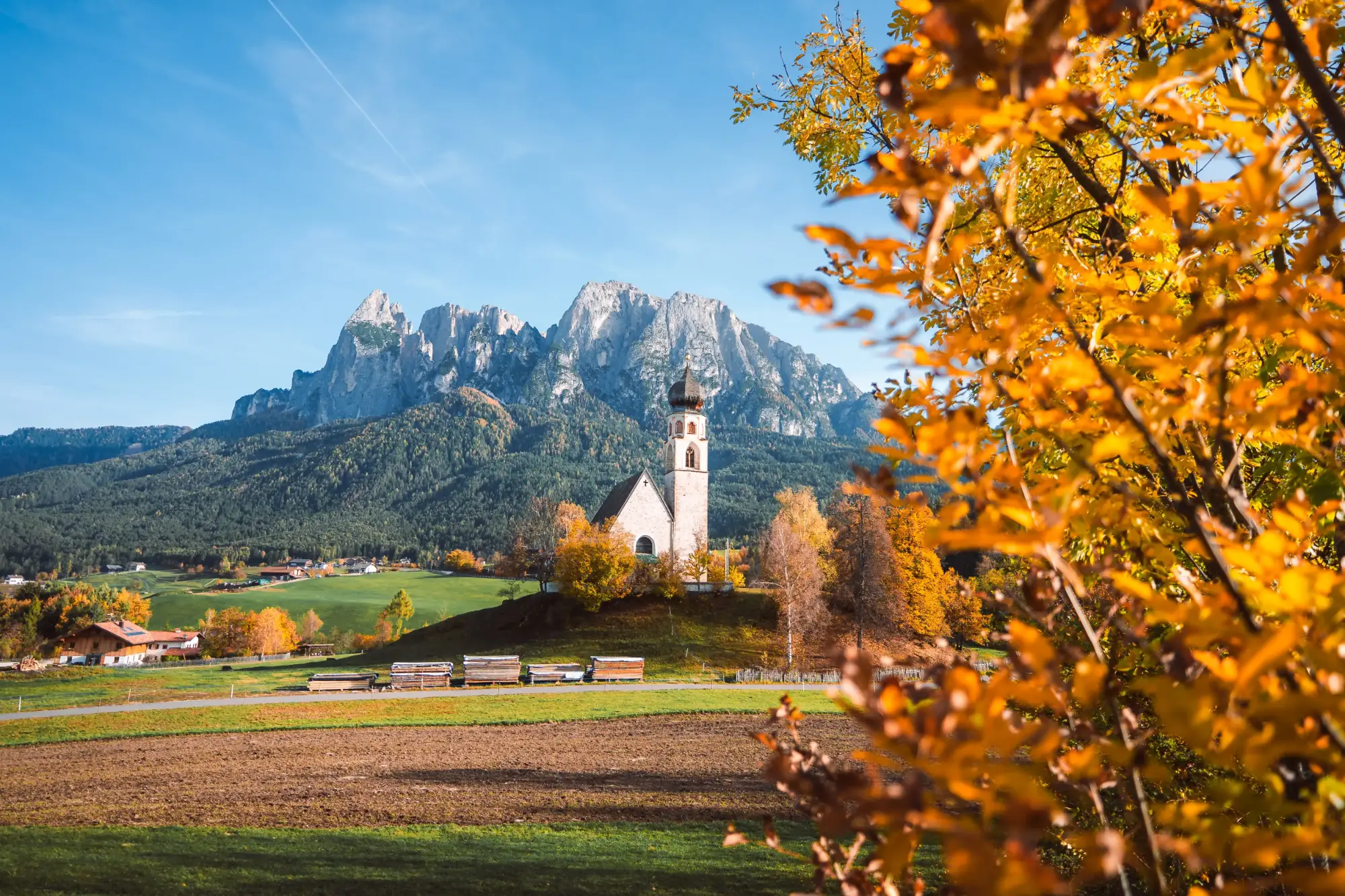 St. Konstantin Kirche im Herbst mit Schlern St. Konstantin Kirche im Herbst mit Schlern