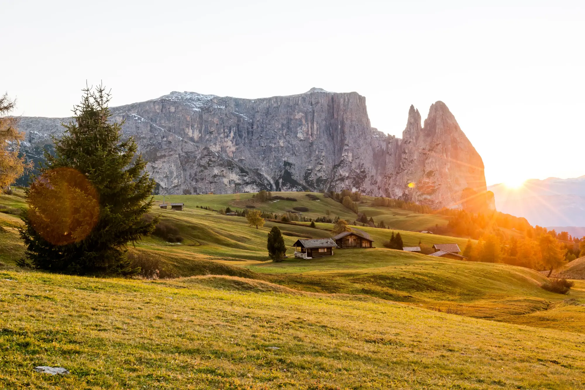 Schlern bei Sonnenuntergang &uuml;ber V&ouml;ls am Schlern